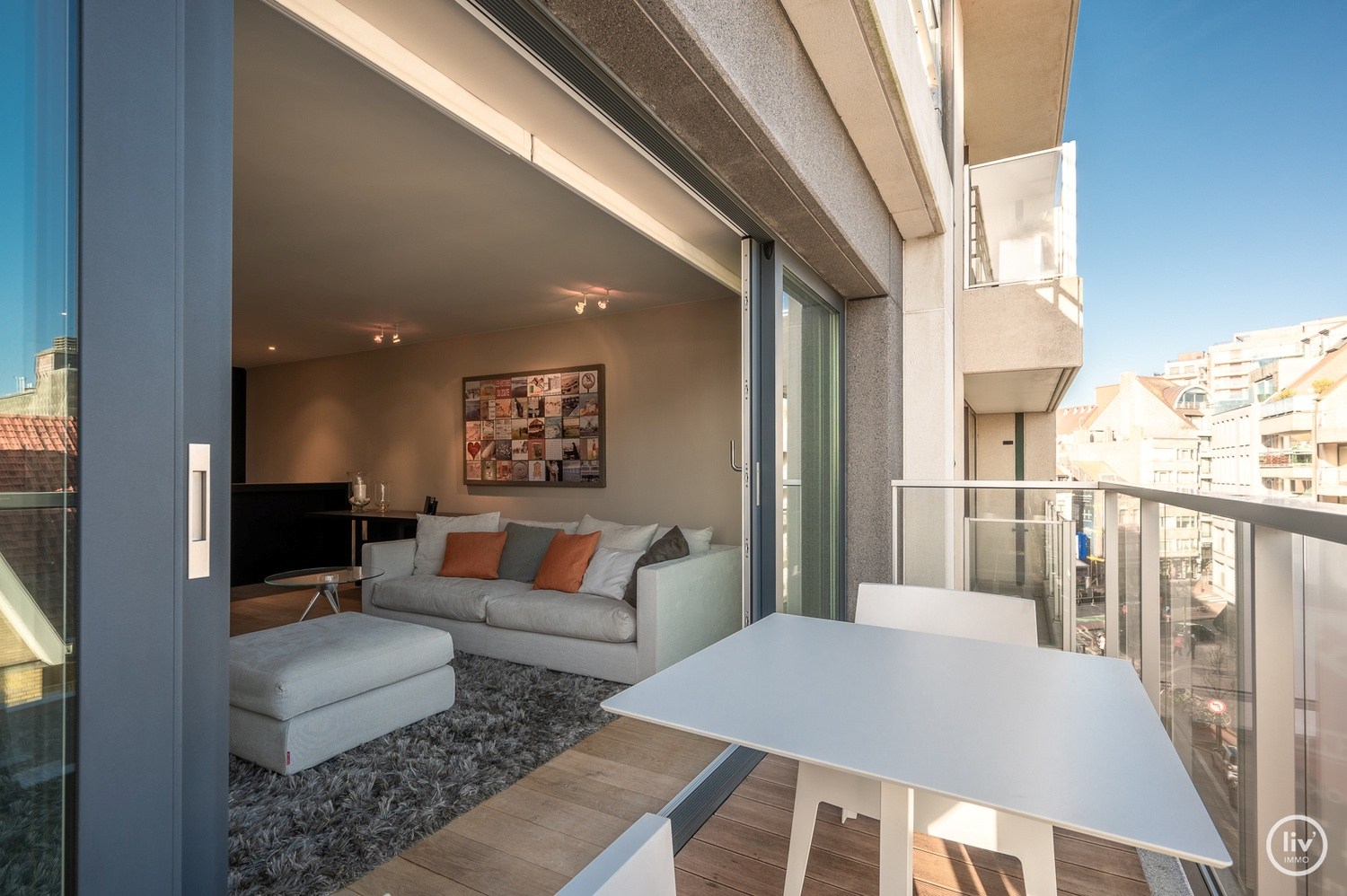 Meublé - Appartement récemment rénové et fini avec des matériaux de haute qualité comprenant 2 chambres à coucher et une largeur de façade de 6 mètres, idéalement situé à proximité de l'avenue Dumorti 