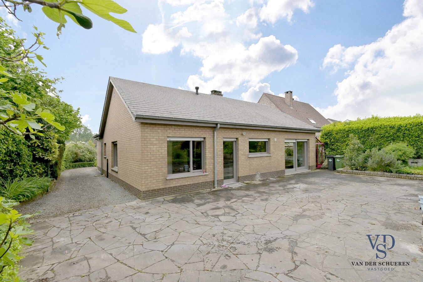 Goedgelegen bungalowwoning te Moerbeke. 