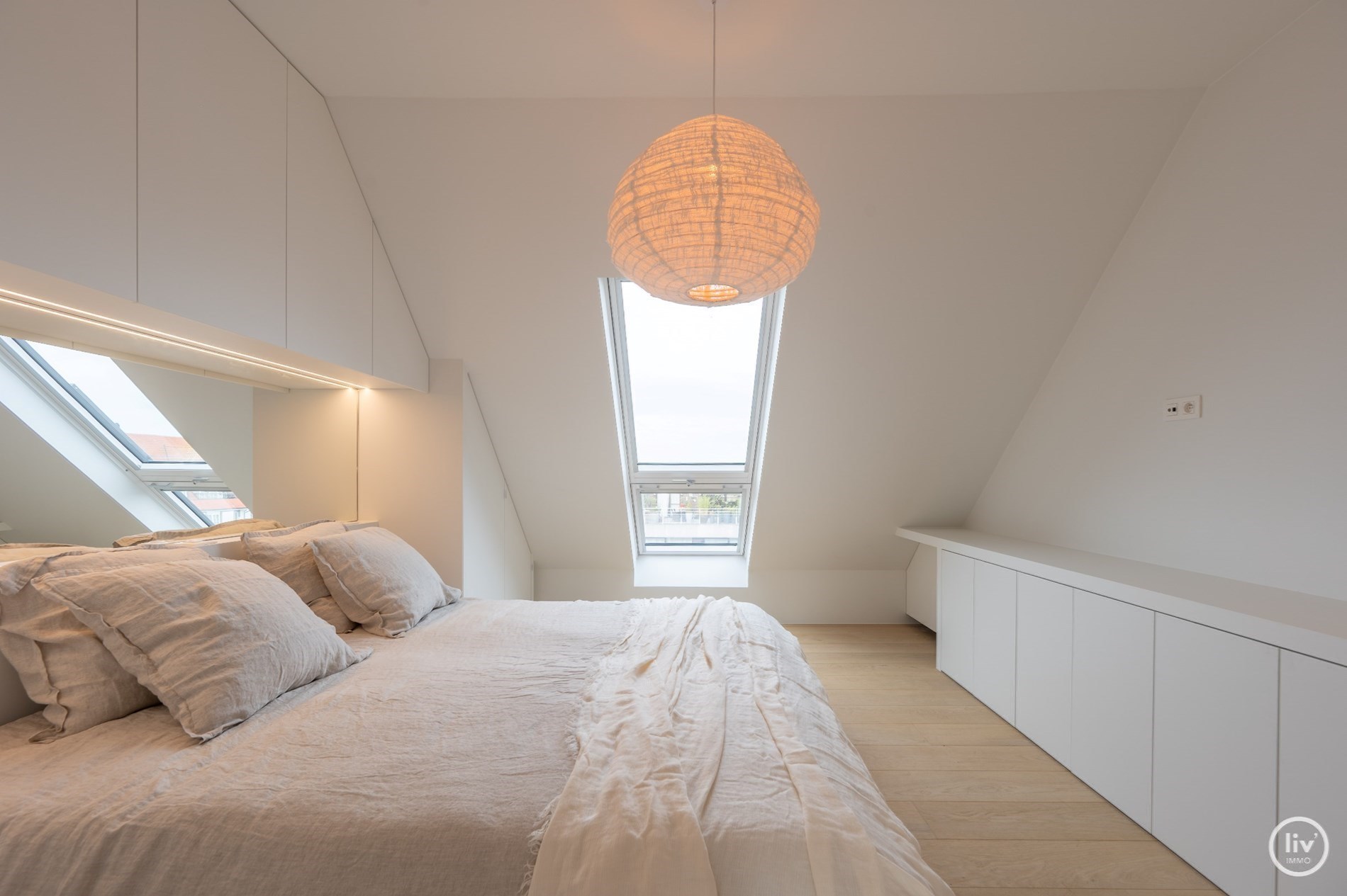 Superbe appartement en duplex magnifiquement rénové avec une spacieuse terrasse orientée vers l'ouest, situé sur la Lippenslaan à Knokke. 