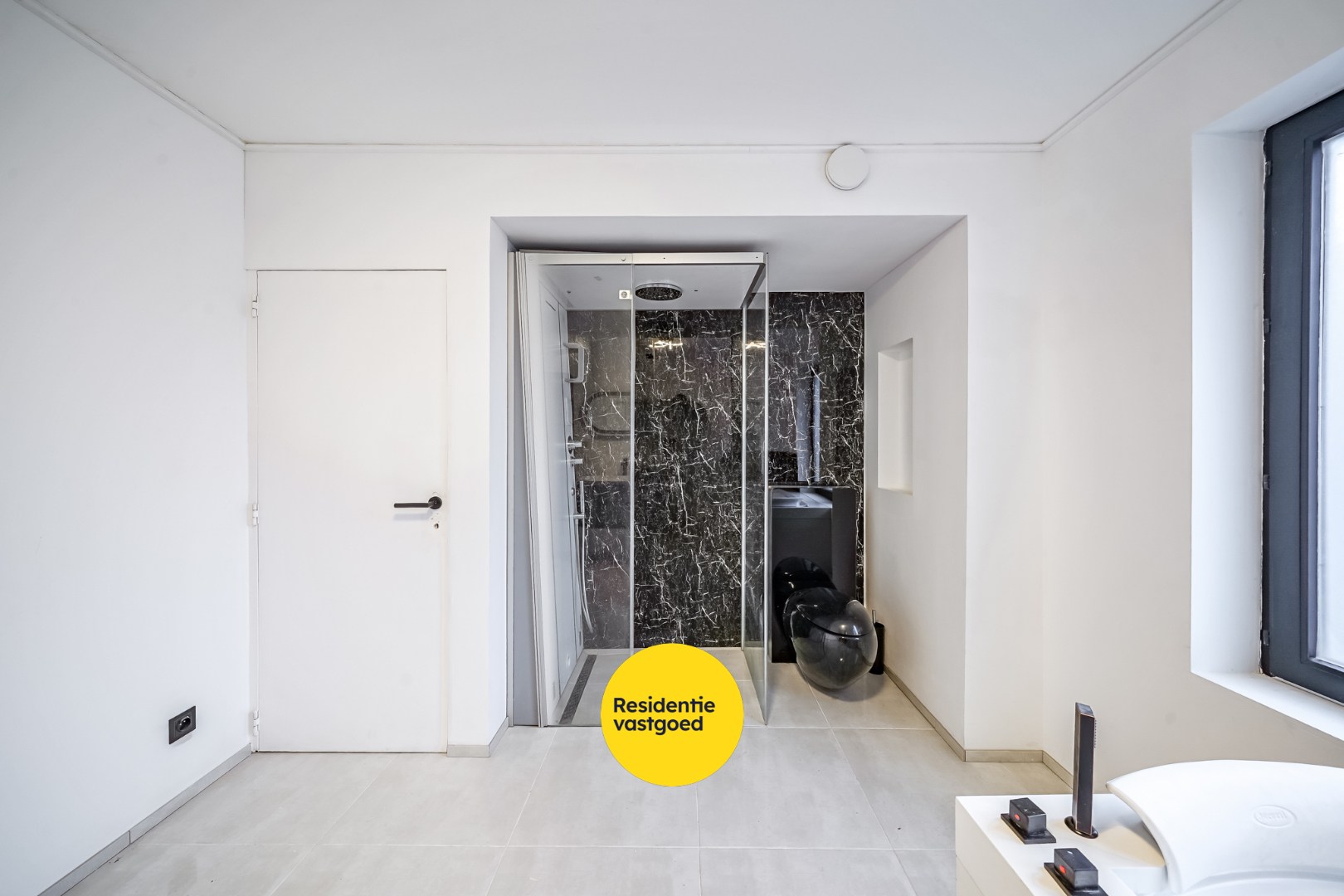 Recent gerenoveerde hoekwoning met garage, koer én dakterras in Stene 