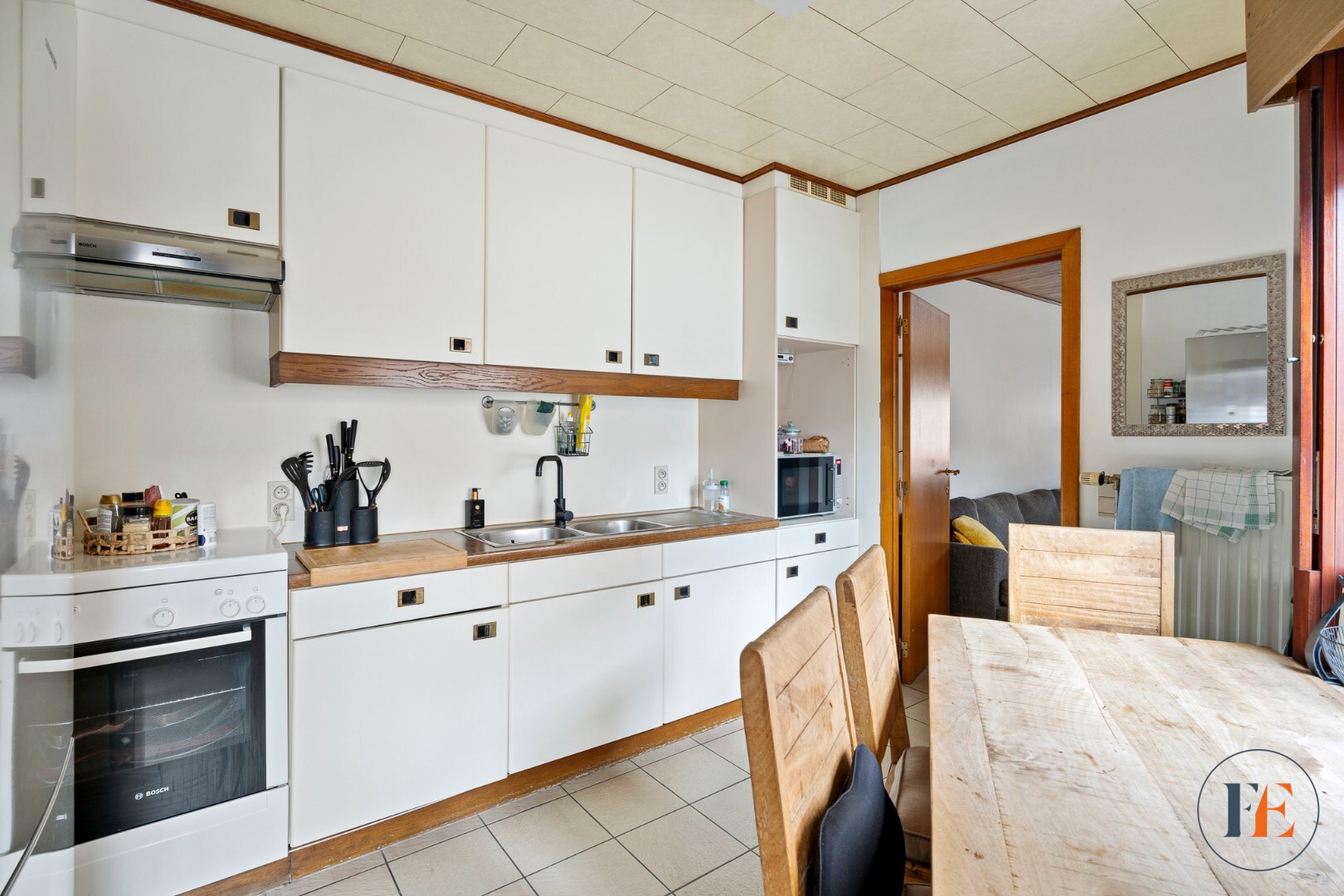 Huis met inpandige garage, tuin en  atelier te Wondelgem 