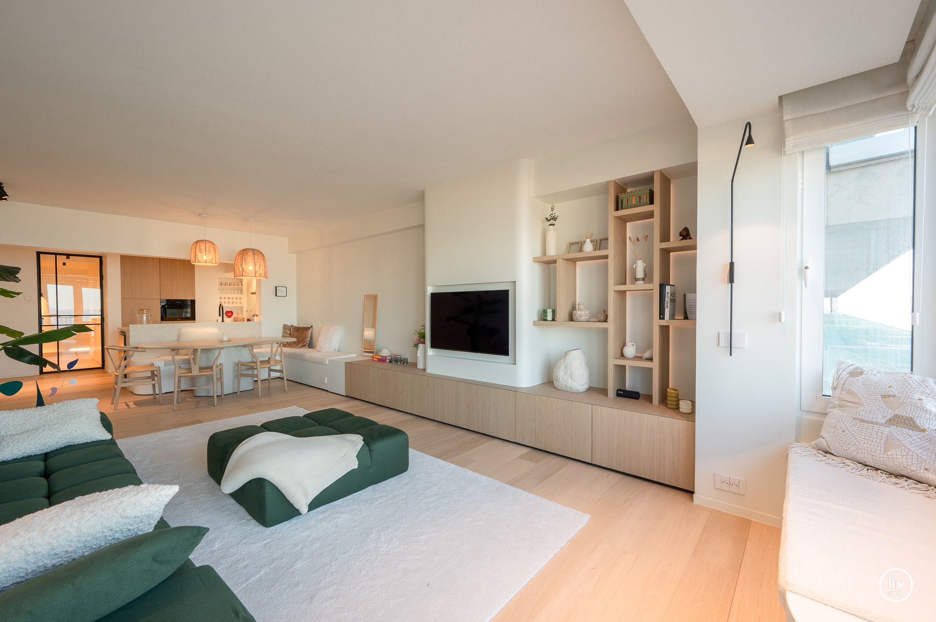 Magnifique appartement rénové avec une vue imprenable sur la mer, idéalement situé sur la digue du Zoute, à proximité de la place Albert. 