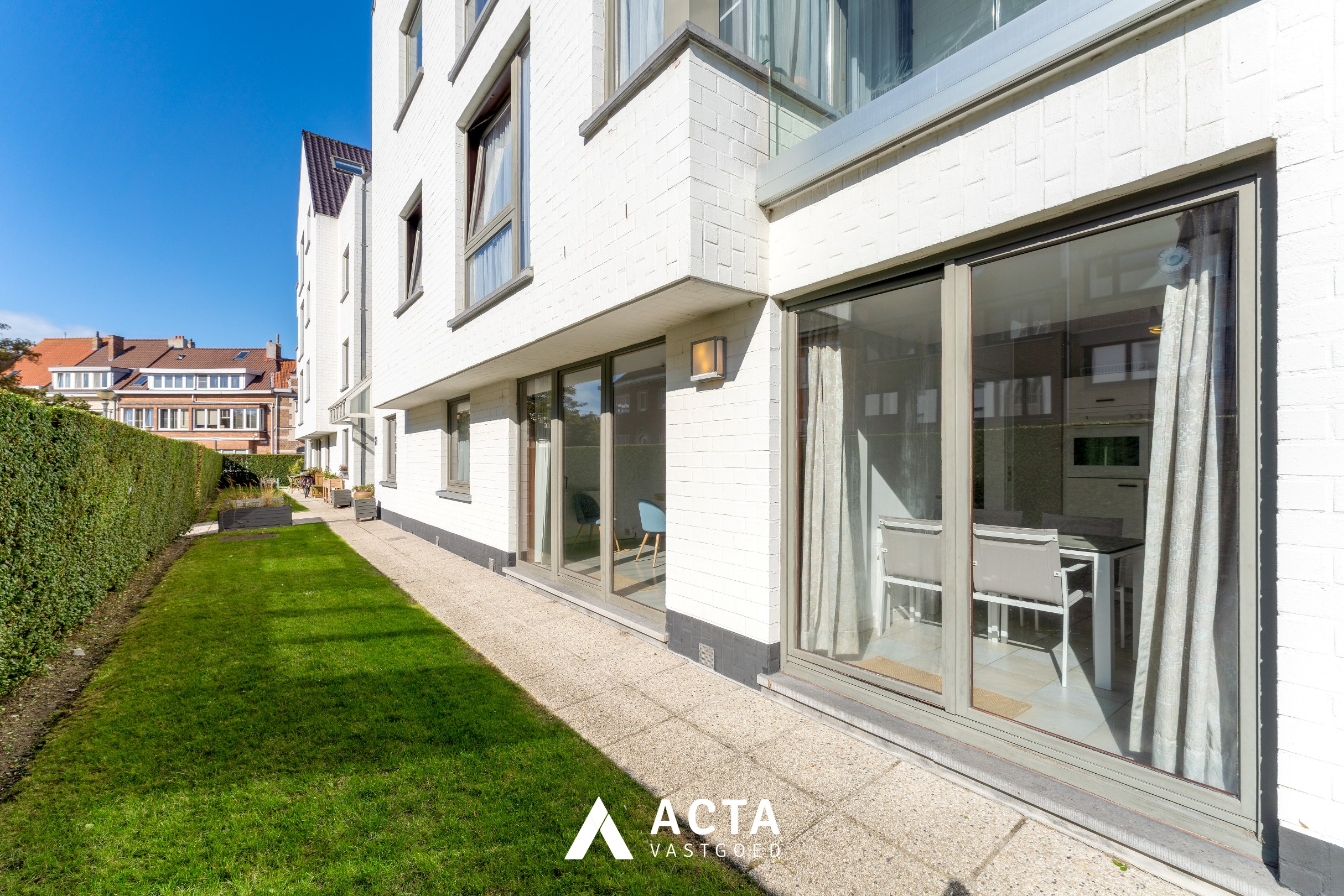 Gelijkvloers 3-slpk-appartement+tuin in Mariakerke 