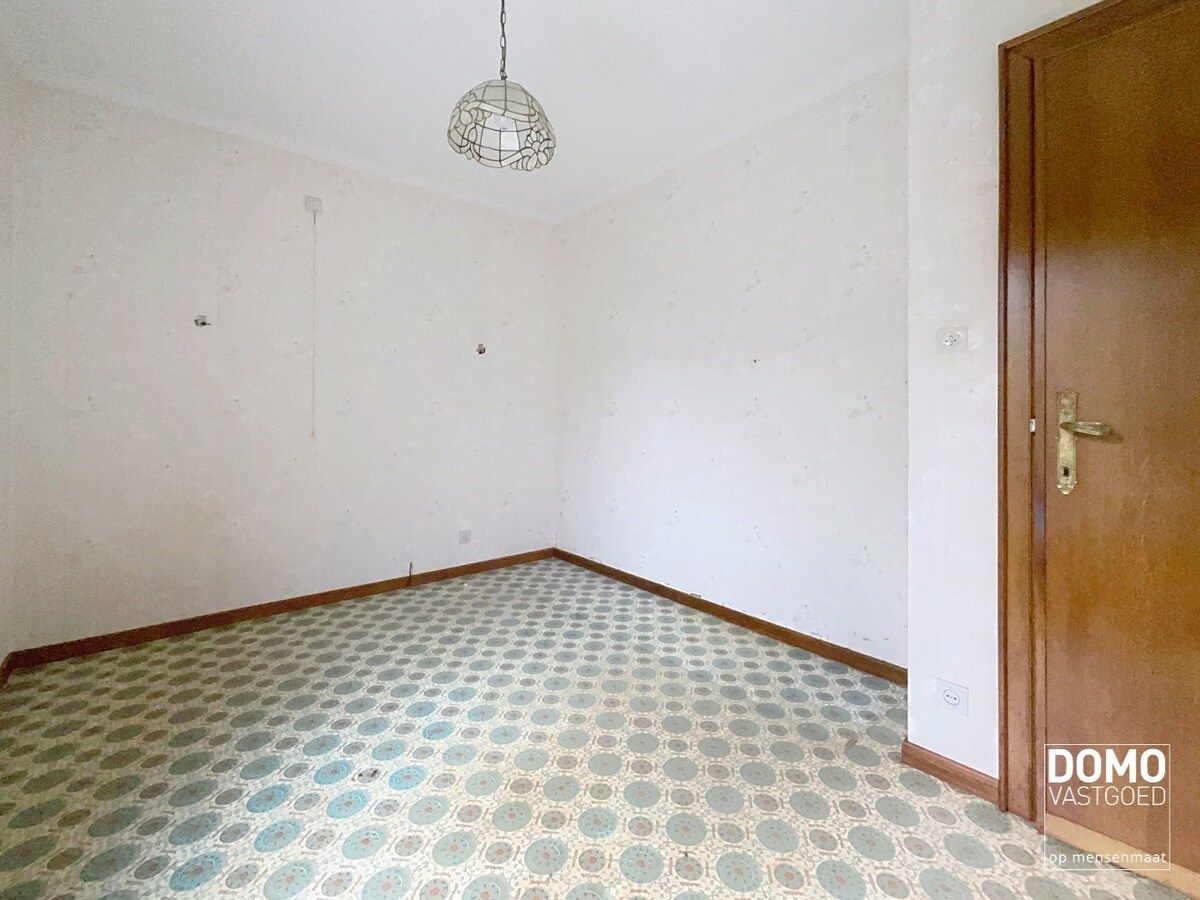 RUIME GELIJKVLOERSE WONING OPEN BEBOUWING GELEGEN OP EEN PERCEEL VAN 12a77ca TE KERMT 