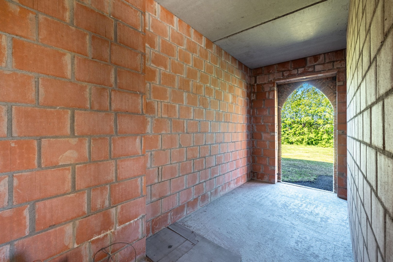 Landelijk gelegen ruwbouwhoeve met bijgebouwen op uitzonderlijk perceel van ca. 9.331 m² 