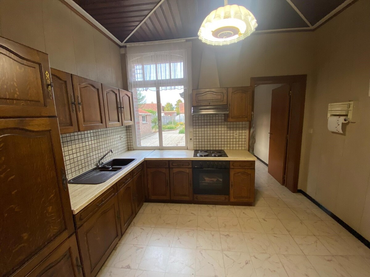 Verrassend ruime woning in het centrum van merkem 