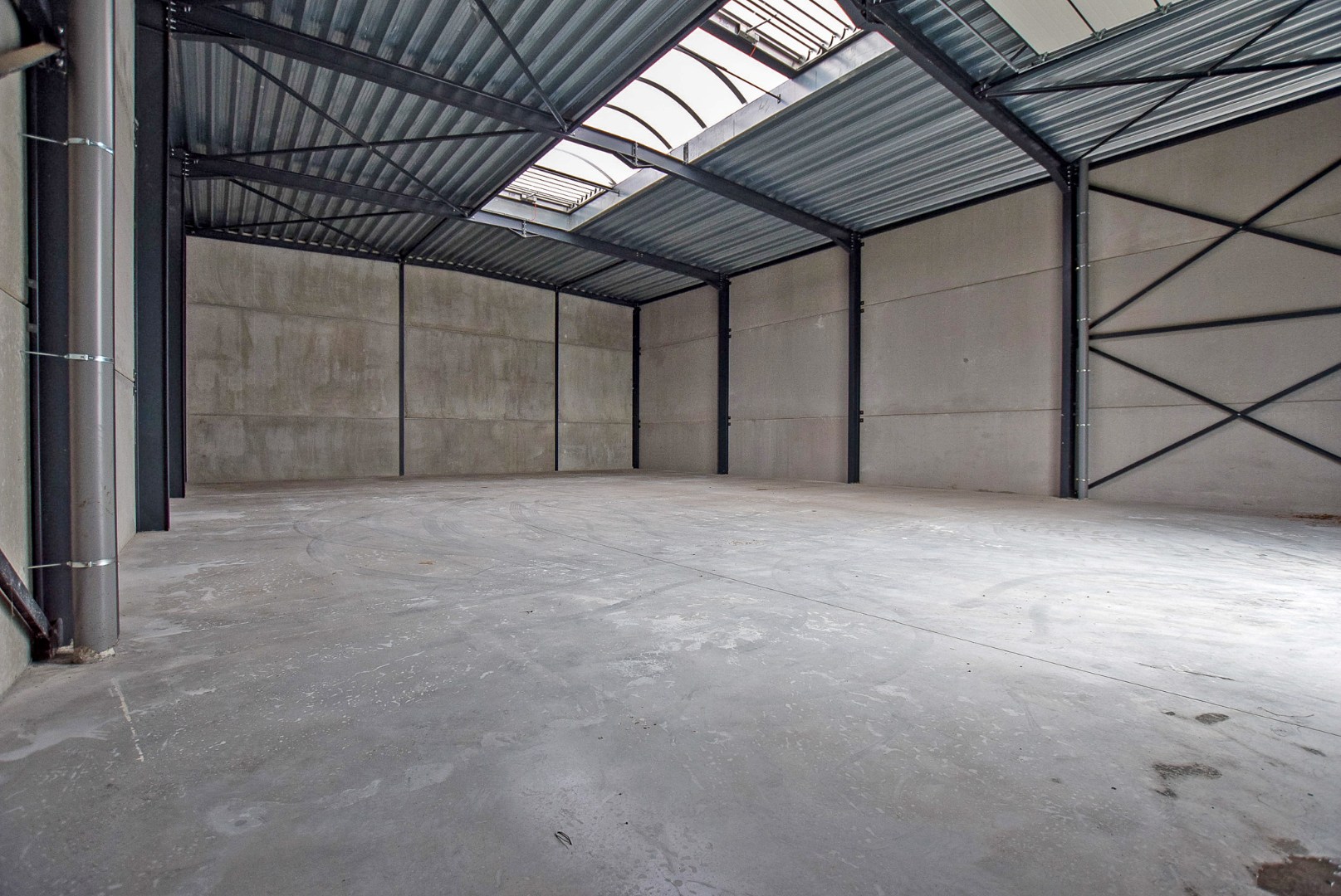 Geïsoleerde nieuwbouwloods 9G (loods 2) (290m²) te huur op een industrie- ambachtzone te Vleteren 