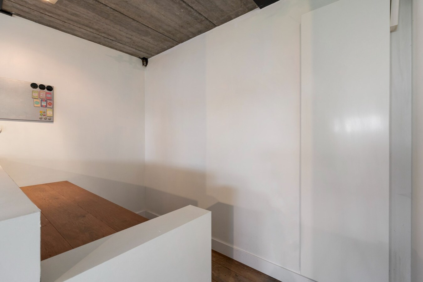 Recente, halfvrijstaande gezinswoning in een moderne bouwstijl op een perceel van 11a06ca! 