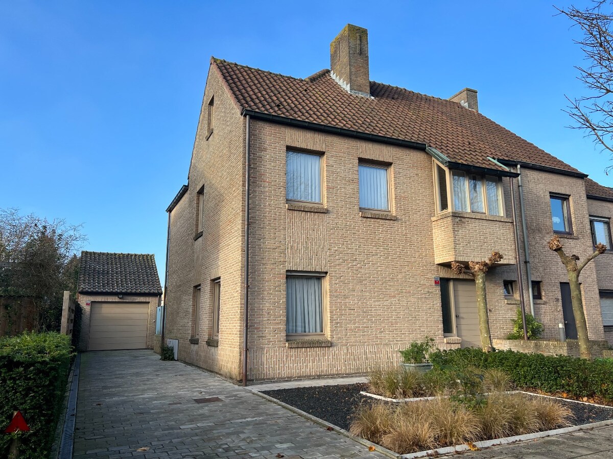 Ruime halfopen woning op uitstekende ligging 