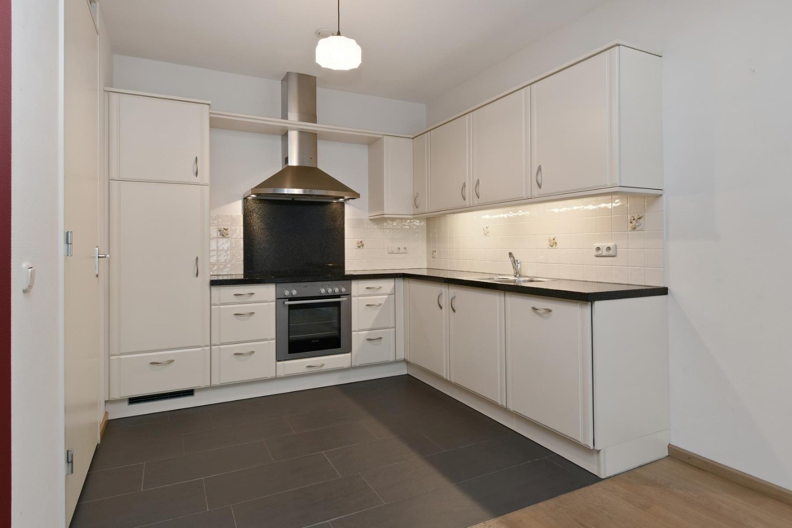Goed onderhouden appartement op de begane grond met twee slaapkamers, terras, aparte berging en eigen parkeerplaats gelegen nabij het centrum van Kessel. 