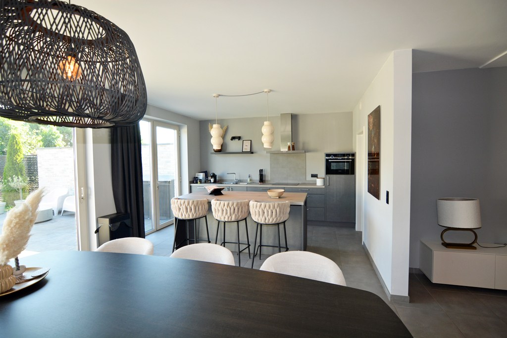Gelijkvloers appartement met 2 slpk, ruim terras, tuin en 2 autostandplaatsen. 