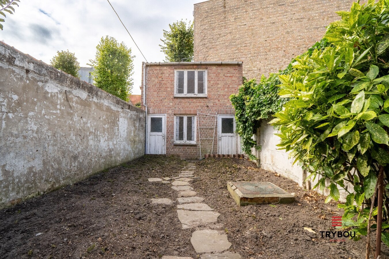 🏠 Te koop in het hart van Diksmuide – Woning met woon-winkelcombinatie en charmant stadstuintje 