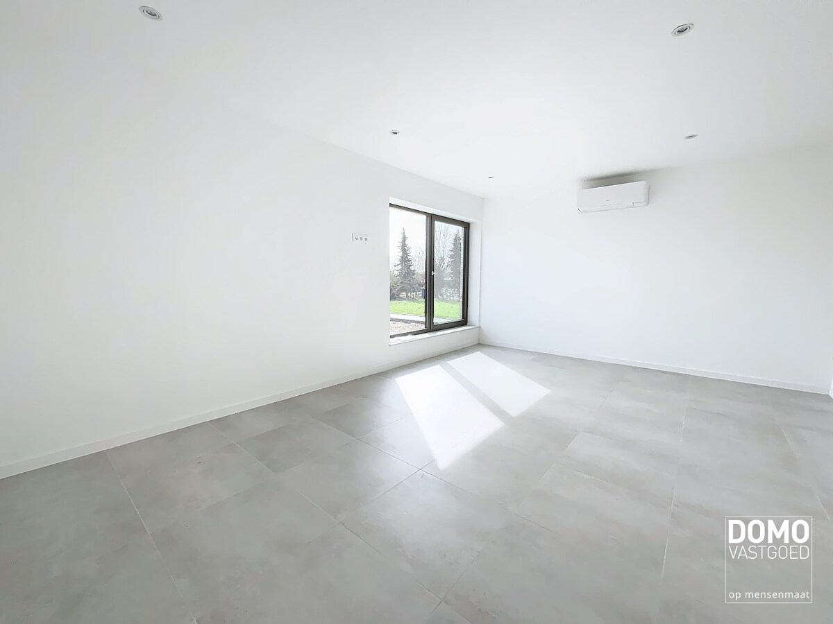 MODERNE NIEUWBOUWWONING MET TUIN,OVERDEKT TERRAS EN INPANDIGE GARAGE TE HASSELT 