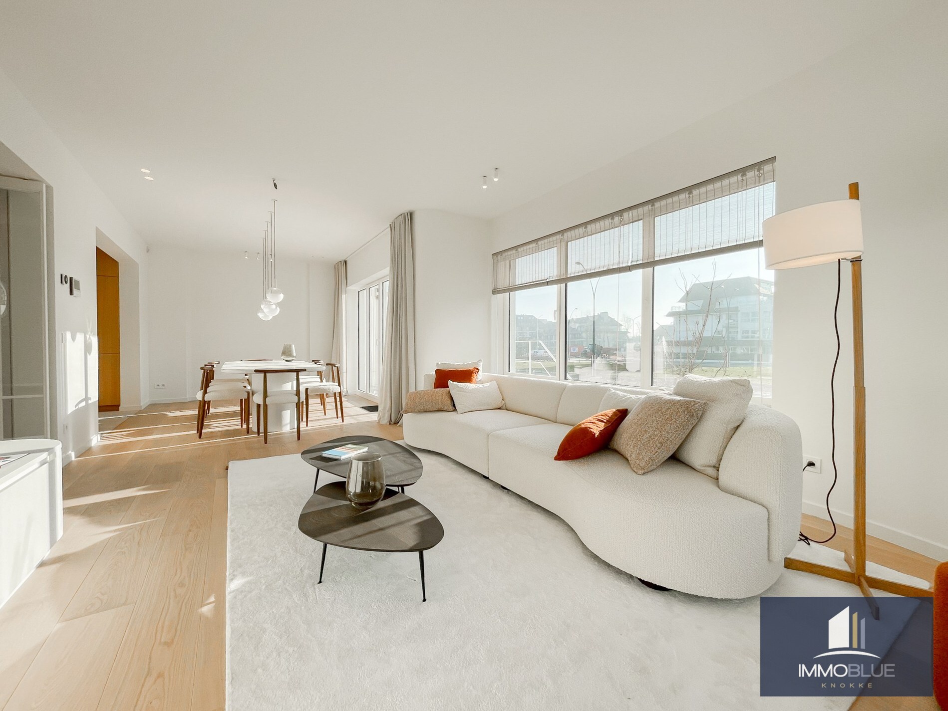 Exclusieve villa: Uitzonderlijk volledig gerenoveerde villa met frontaal zeezicht. 