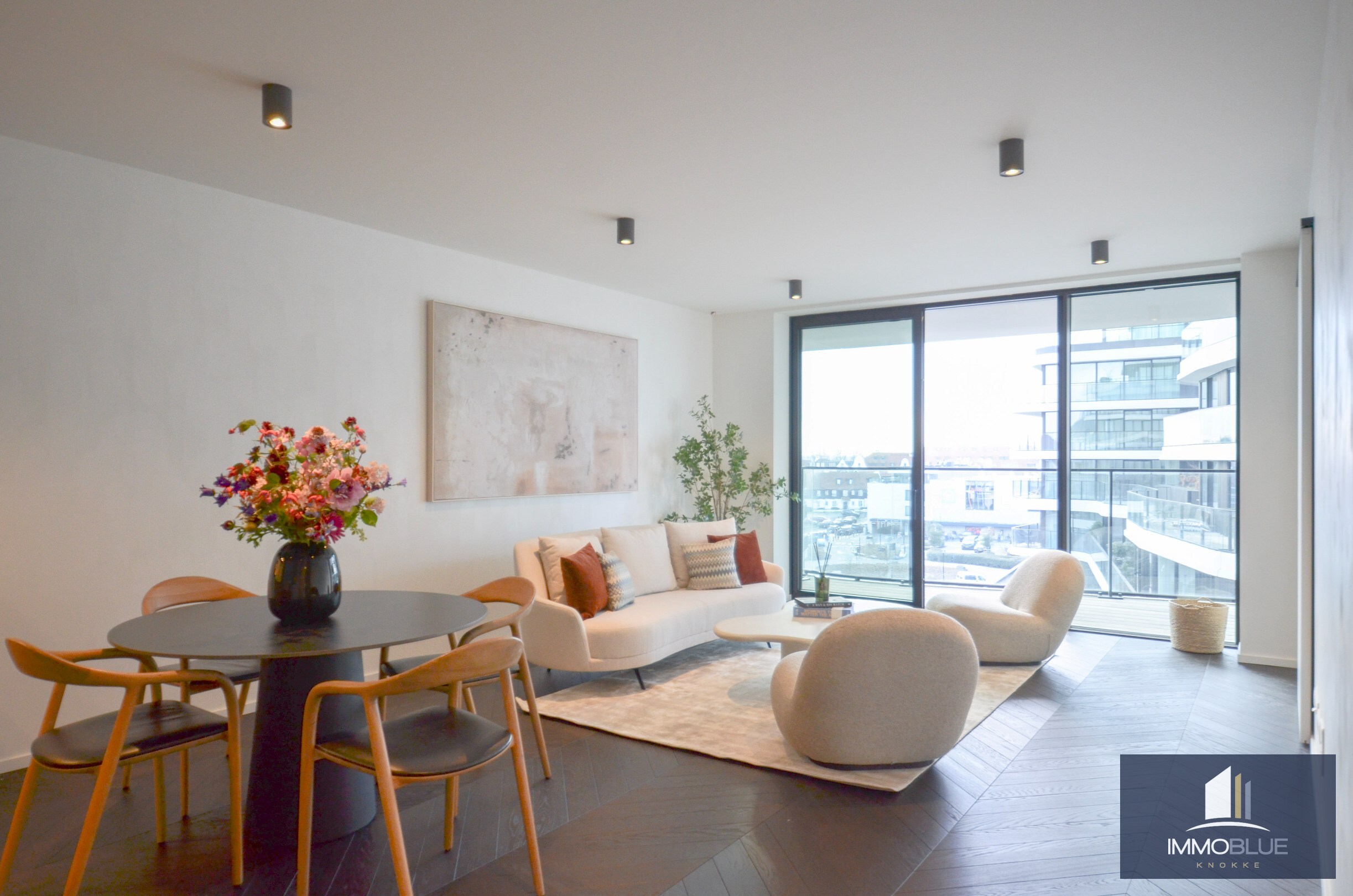 Appartement élégant avec spacieuse terrasse ensoleillée dans la résidence The Tower. 