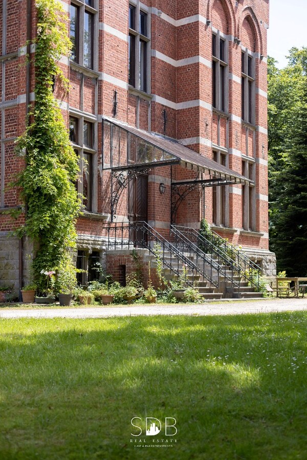 Prachtig kasteel met omringend park, weilanden en stalgebouw op circa 5hectare 