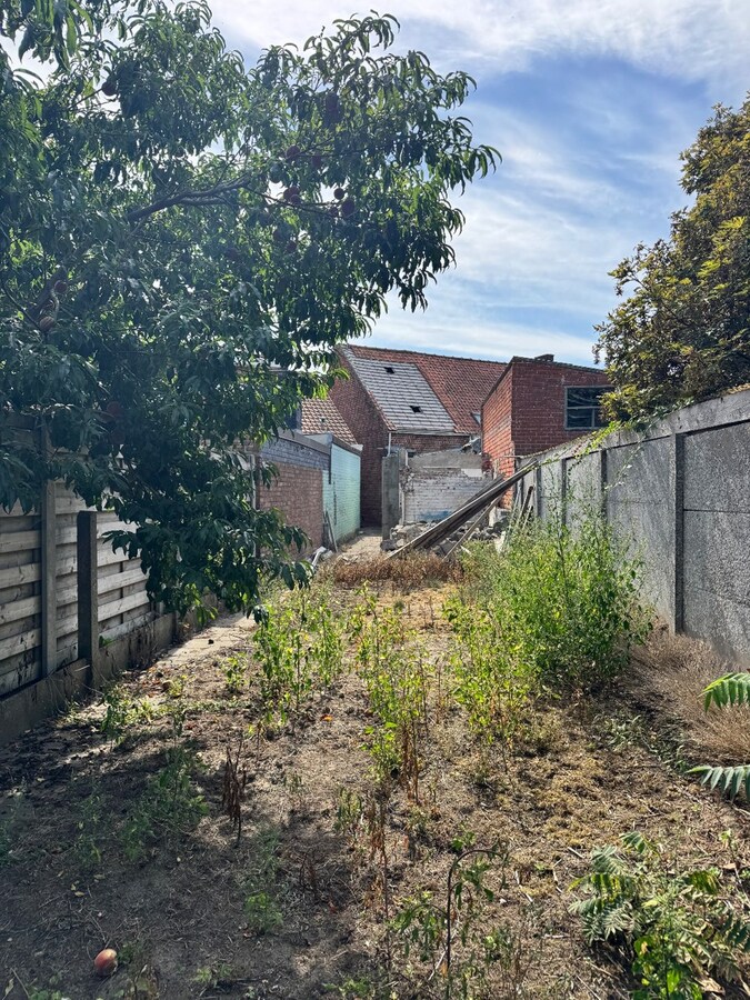 Gedeeltelijk afgebroken woning met potentieel te Koekelare 