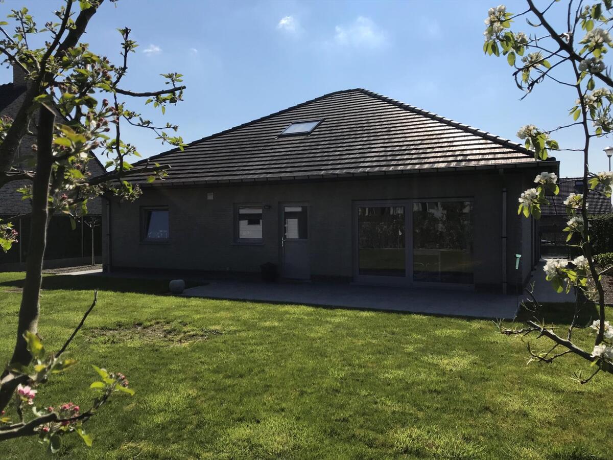 Vrijstaande gelijkvloerswoning met grote tuin 
