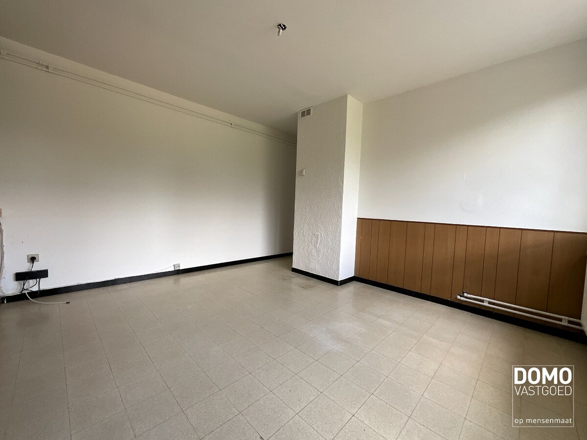 WONING MET GARAGE EN 1 SLAAPKAMER TE KERMT 