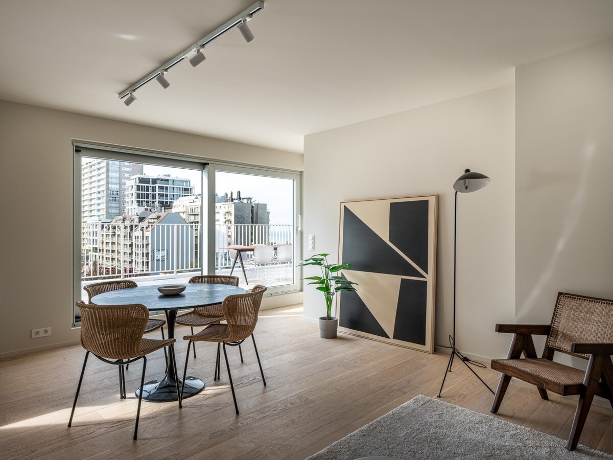 Appartement de luxe avec une terrasse spacieuse et une vue latérale sur la mer ! 