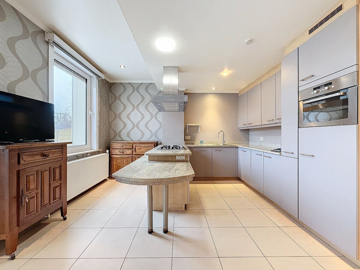 Statige woning met garage en ruime tuin te centrum Zottegem 