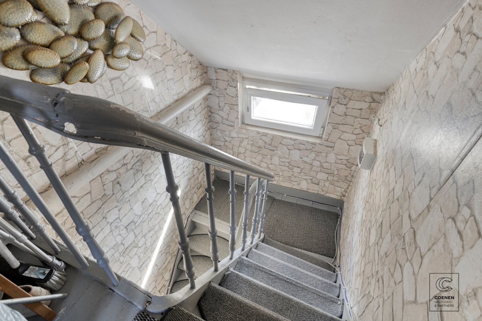 Ruime handelswoning, momenteel ingericht als handelsruimte en 2 appartementen op goede ligging te Antwerpen! 