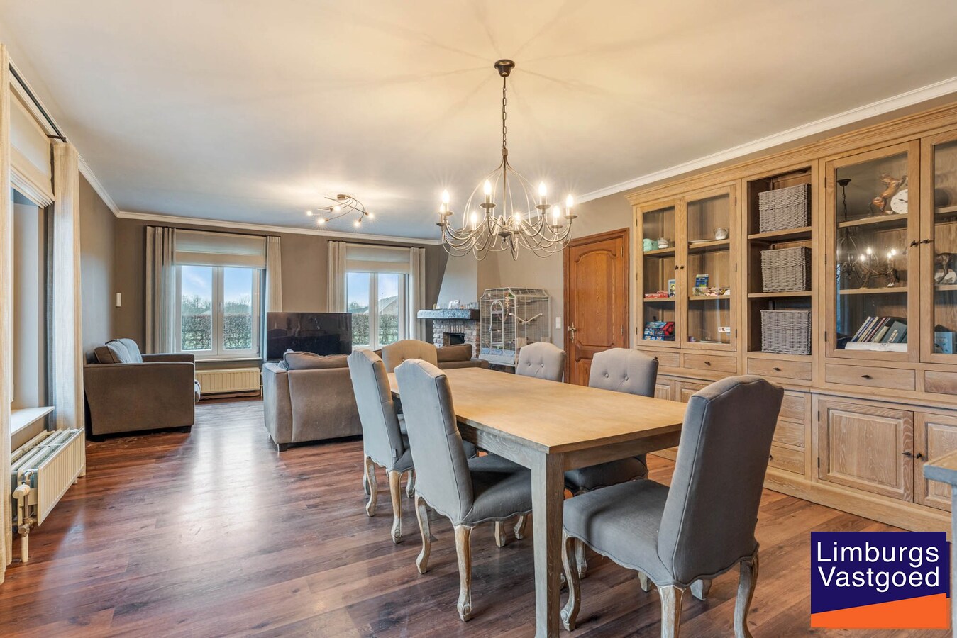 Landelijk gebouwencomplex voor paardenhouderij, op ong. 3ha 50a met stallen, weides/paddock, binnen-en buitenpiste, en woning. 