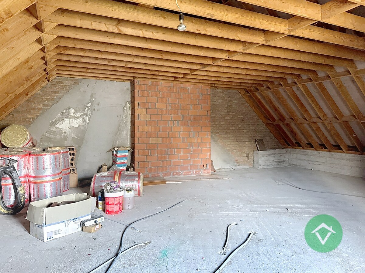 Alleenstaande woning met naastliggend stuk bouwgrond en weide te Eernegem 