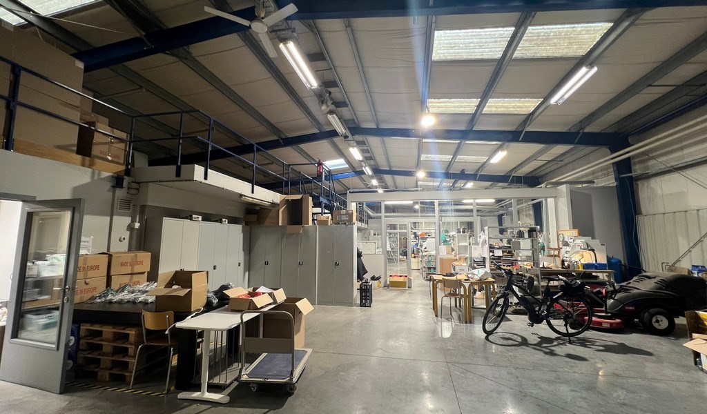 Magazijn met kantoren te huur in Merelbeke-Melle