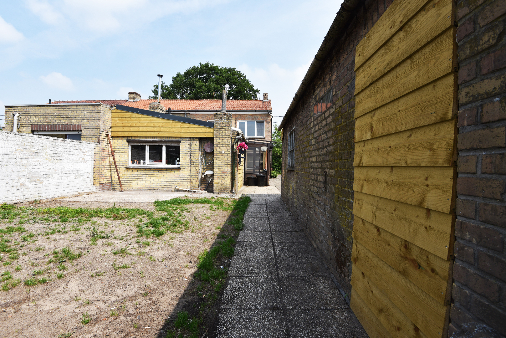 Op te frissen woning 3 slpks rustig gelegen te Maldegem-Donk 