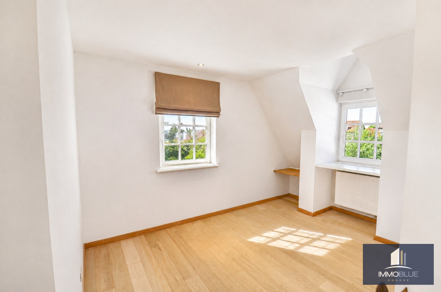 Tijdloze villa met uitzonderlijke vergezichten op een residentiële locatie. 