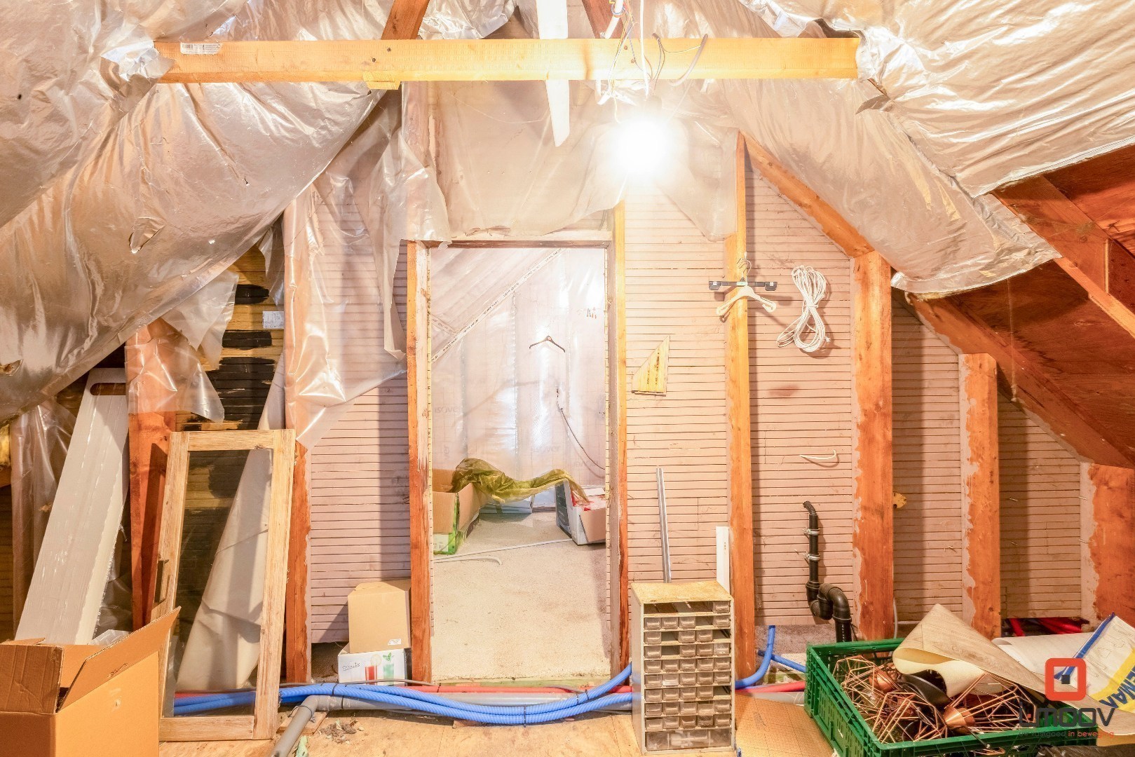Ruim handelspand met appartement en tal van mogelijkheden in Hijfte (Lochristi) 