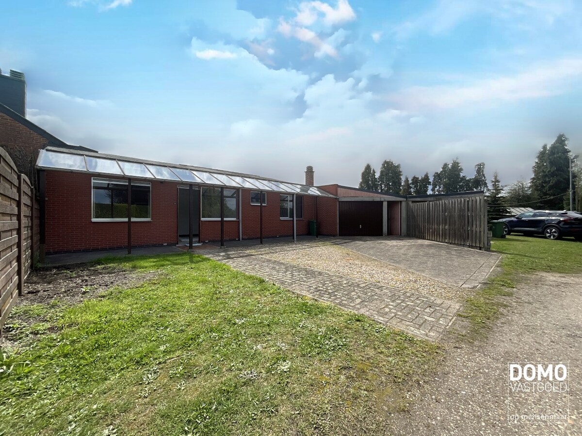 WONING MET GARAGE EN 1 SLAAPKAMER TE KERMT 