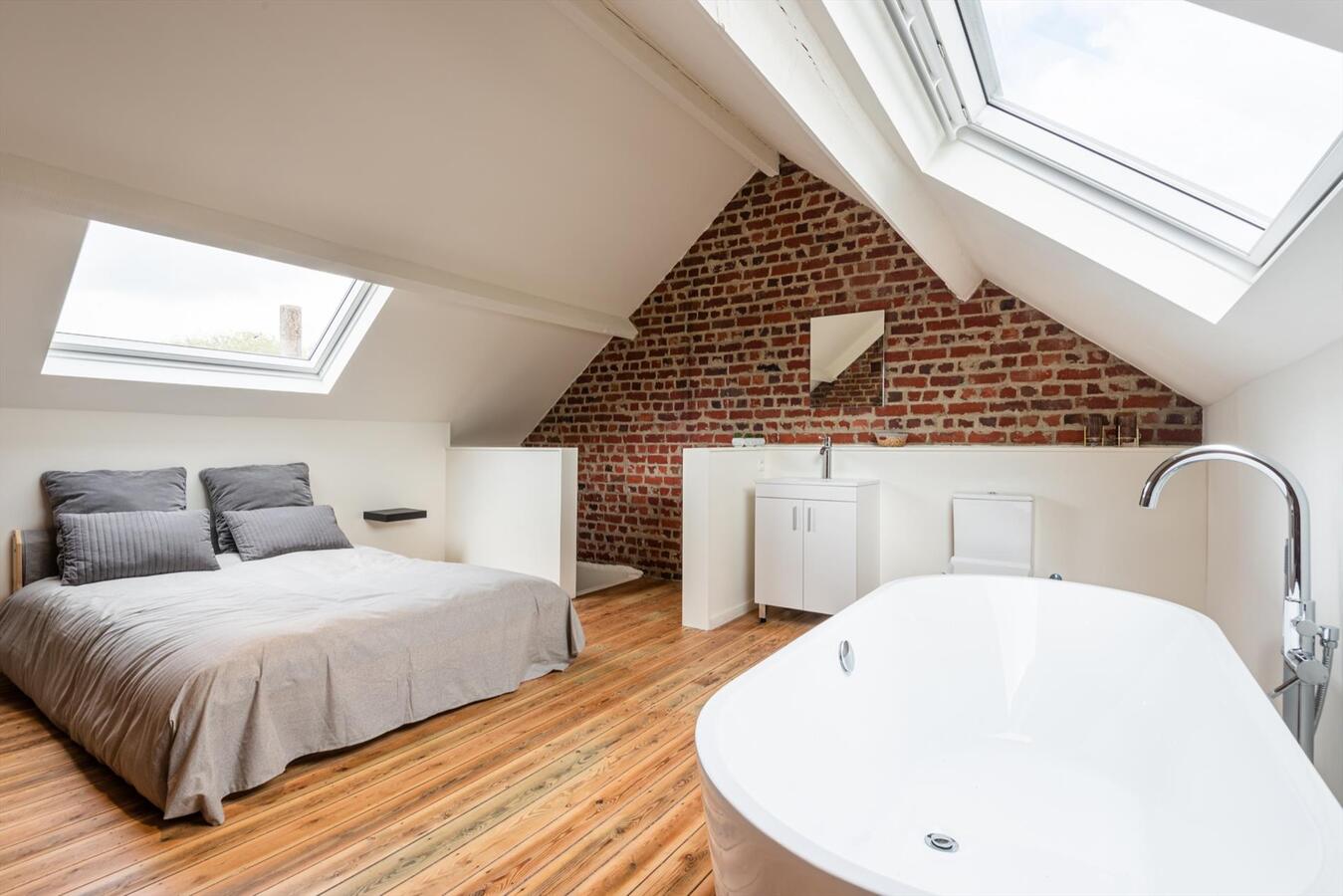 Lichtrijke woning met garage in het hartje van Ieper 