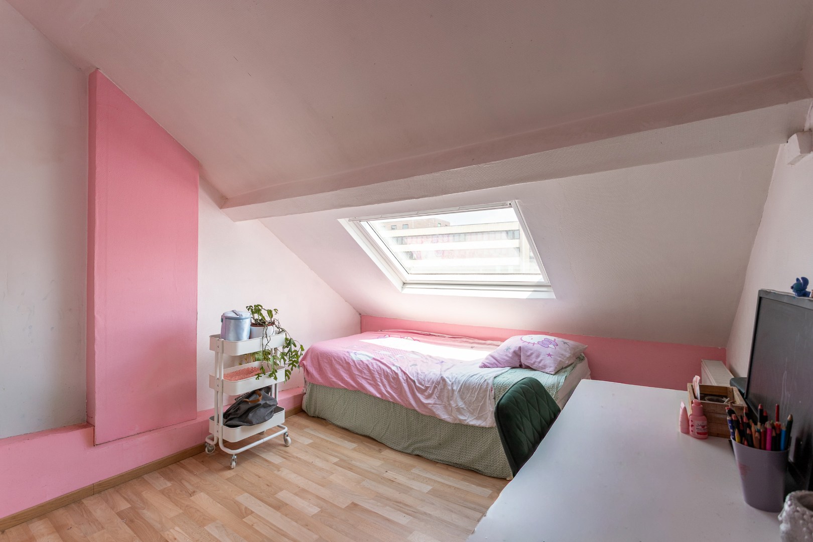 Instapklare woning met 4 slpks en binnenkoer op uitstekende ligging in centrum Halle 