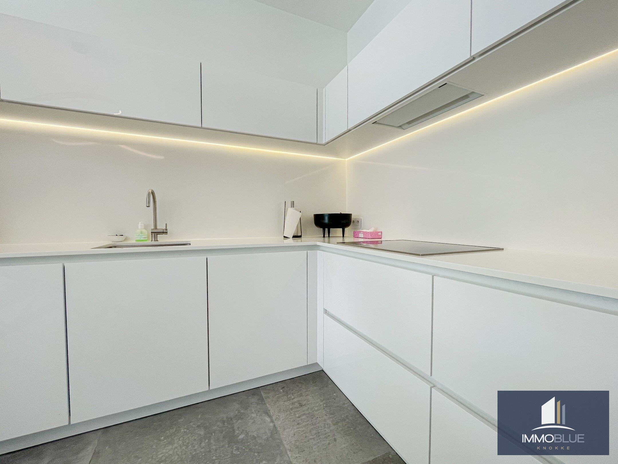 Subliem, luxueus tuinappartement met dubbele garage, rustig gelegen in een standingvolle residentie. 