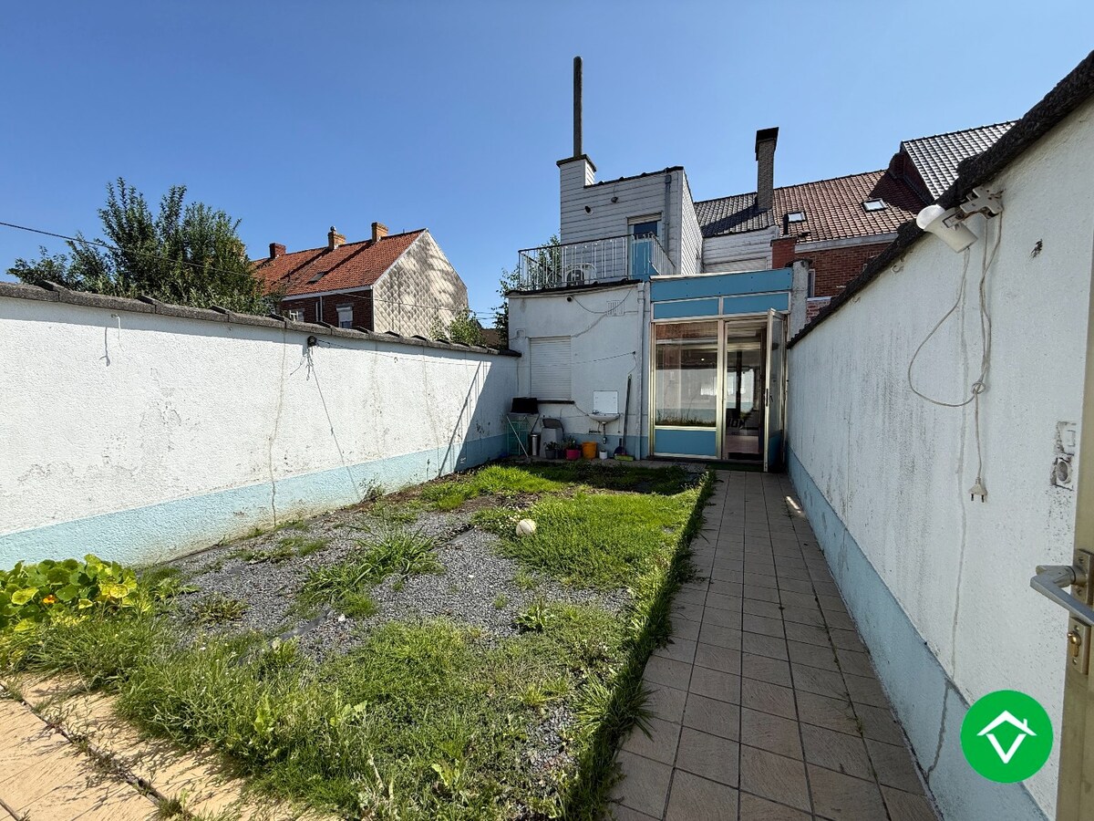 Karaktervolle halfopen bebouwing met 3 slaapkamers, tuin en garage te centrum Roeselare 