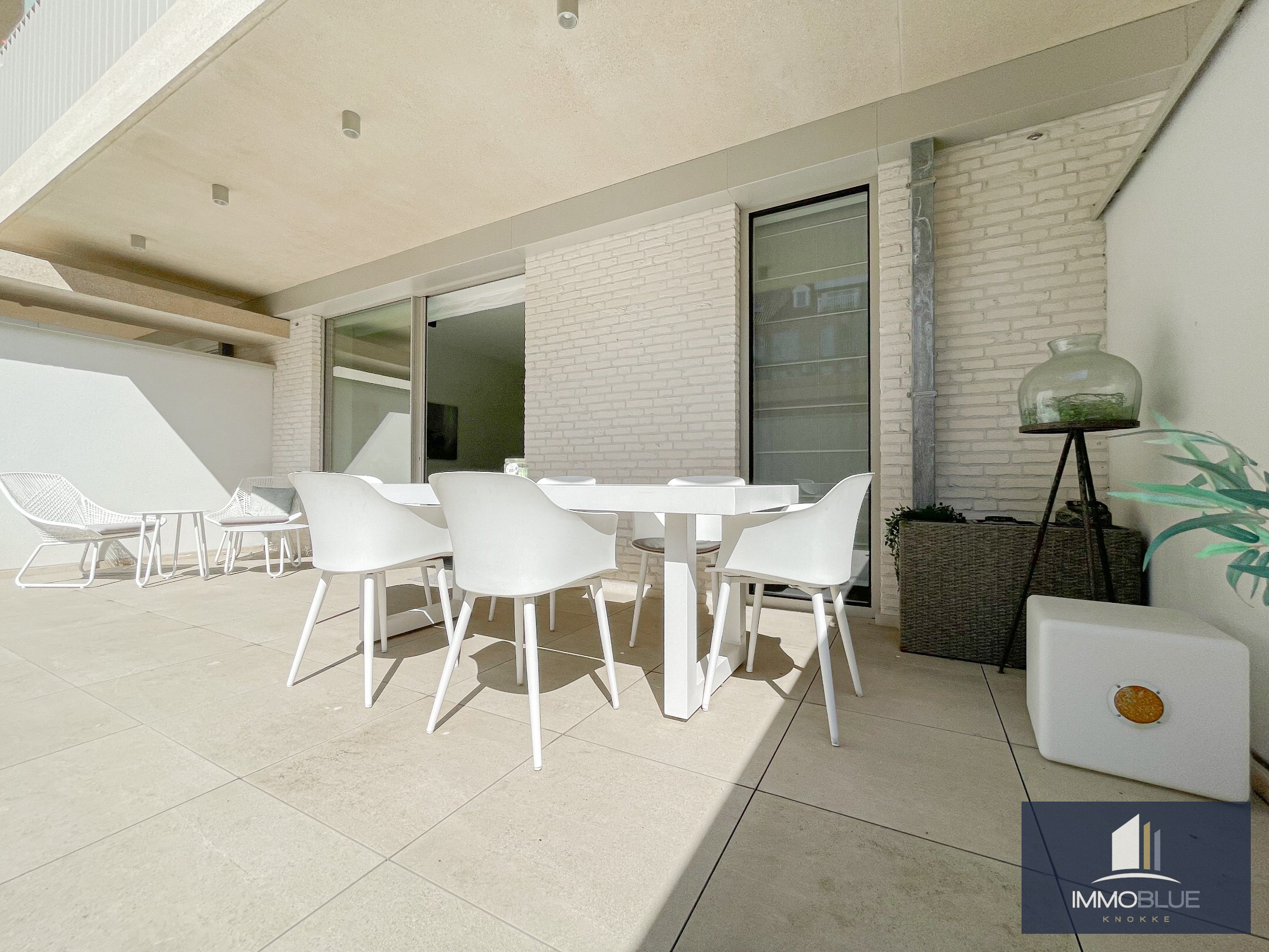 Subliem, luxueus tuinappartement met dubbele garage, rustig gelegen in een standingvolle residentie. 