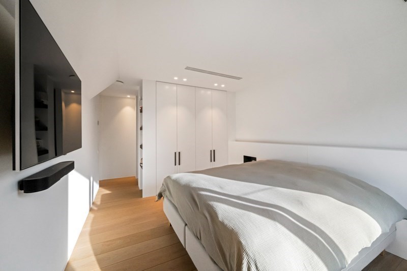 OPENDEURDAG Zaterdag 11/04  tussen 14u en 16u (Graaf Jansdijk 244) Prachtig vernieuwde koppelvilla rustig gelegen tussen Knokke centrum en Het Zoute met een perfecte Zuid-West oriëntatie. 