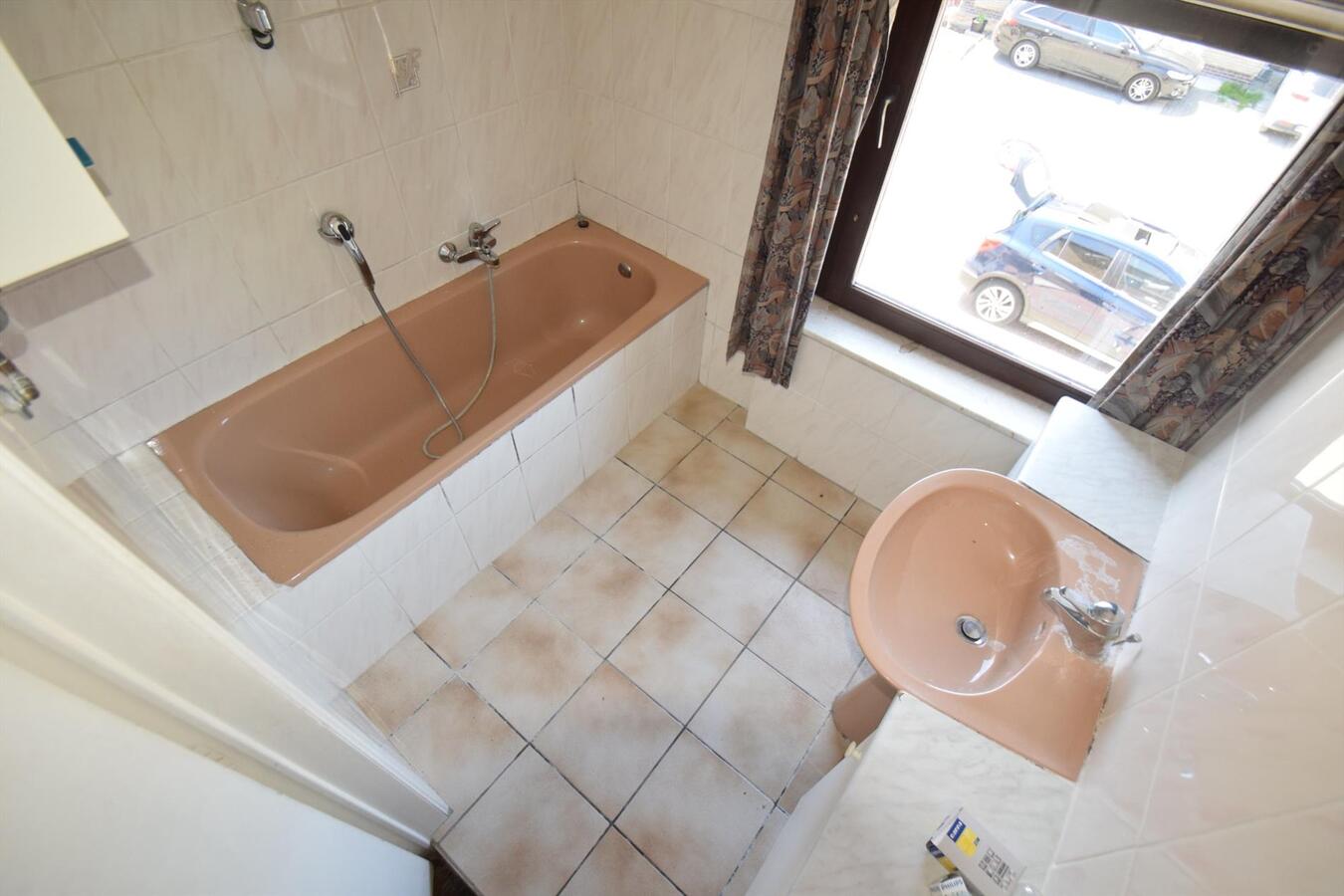 Ruime op te knappen woning met garage + zongerichte tuin, op 538 m² grond 