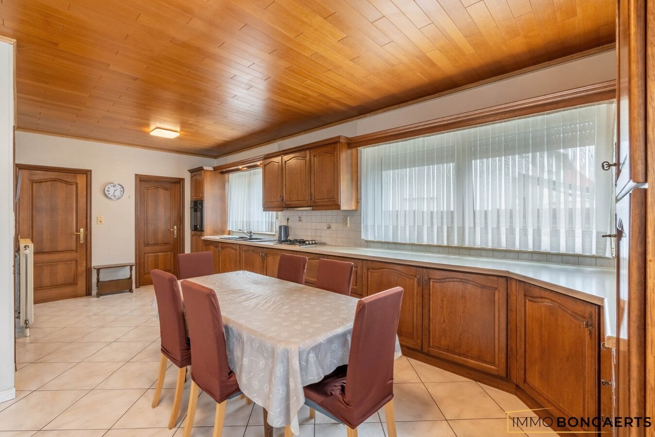 Ruime, instapklare woning (heropbouw 1994) met tuin, garage en drie slaapkamers. 