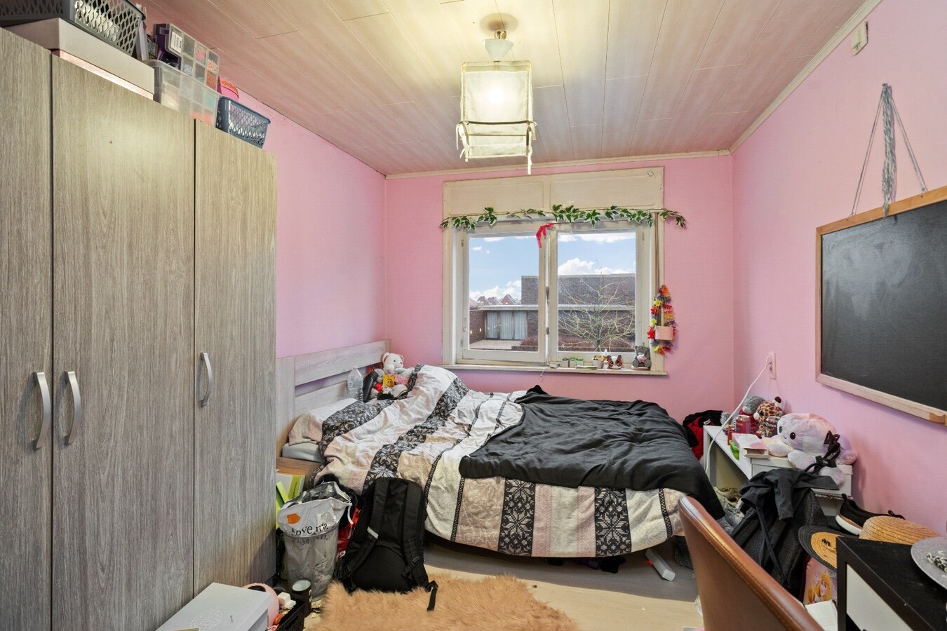 Centraal gelegen woning op ruim perceel van 721m² 