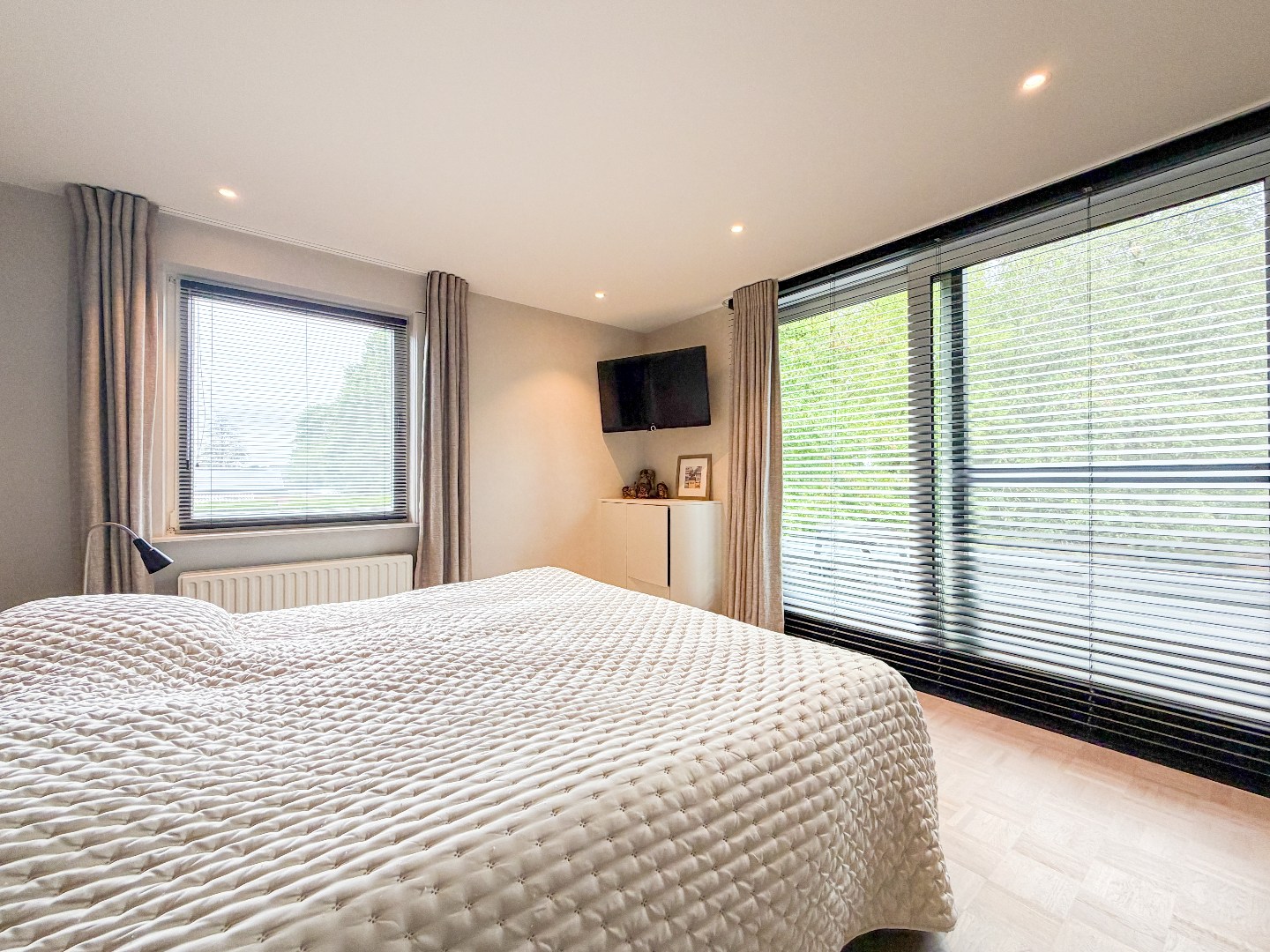 Ruime villa met prachtige tuin en hoogwaardige afwerking, perceel van 1891 m², rustig gelegen te Torhout 