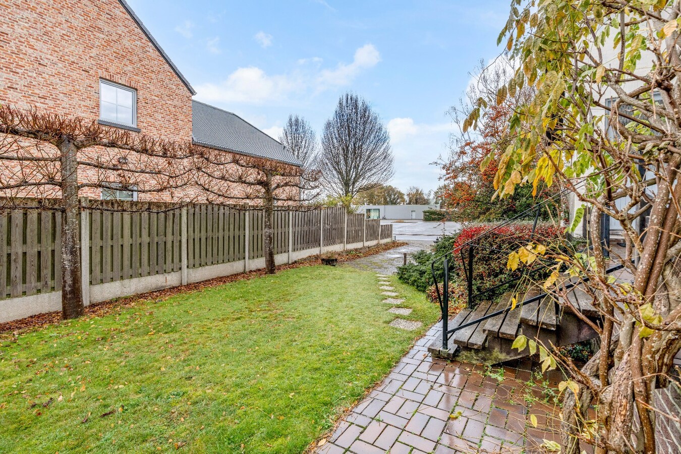 Te renoveren karakteristieke bungalow, 3 Slpk, ruime kelder met garage, op toplocatie 