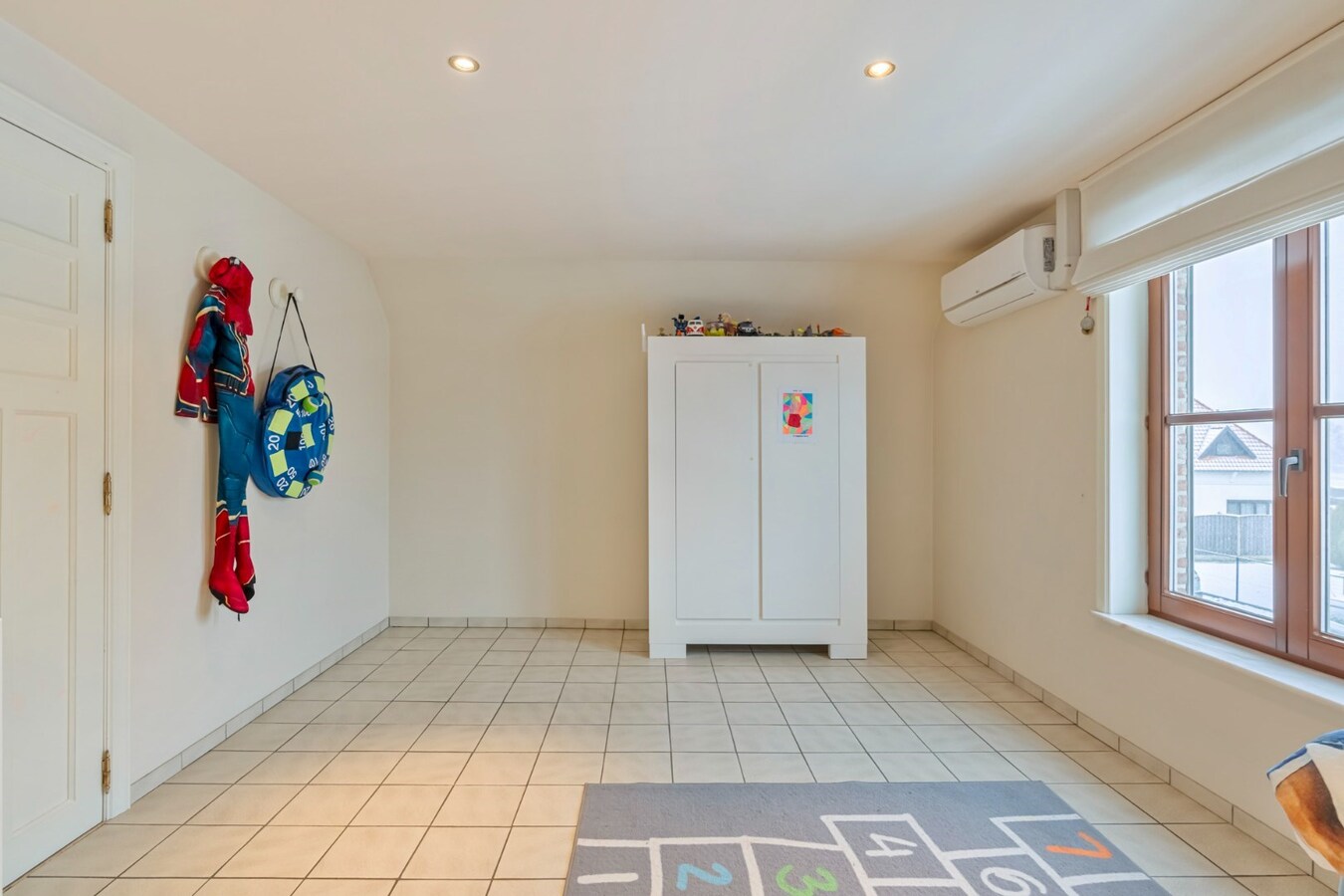 Ruime woning op een zeer rustige locatie met tuin, garage, carport en 3 slaapkamers in Opglabbeek. 