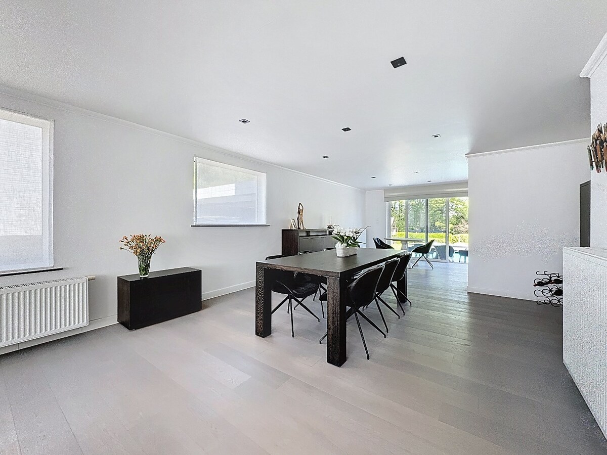 Gerenoveerde villa met zwembad grenzend aan kasteel te Leeuwergem 