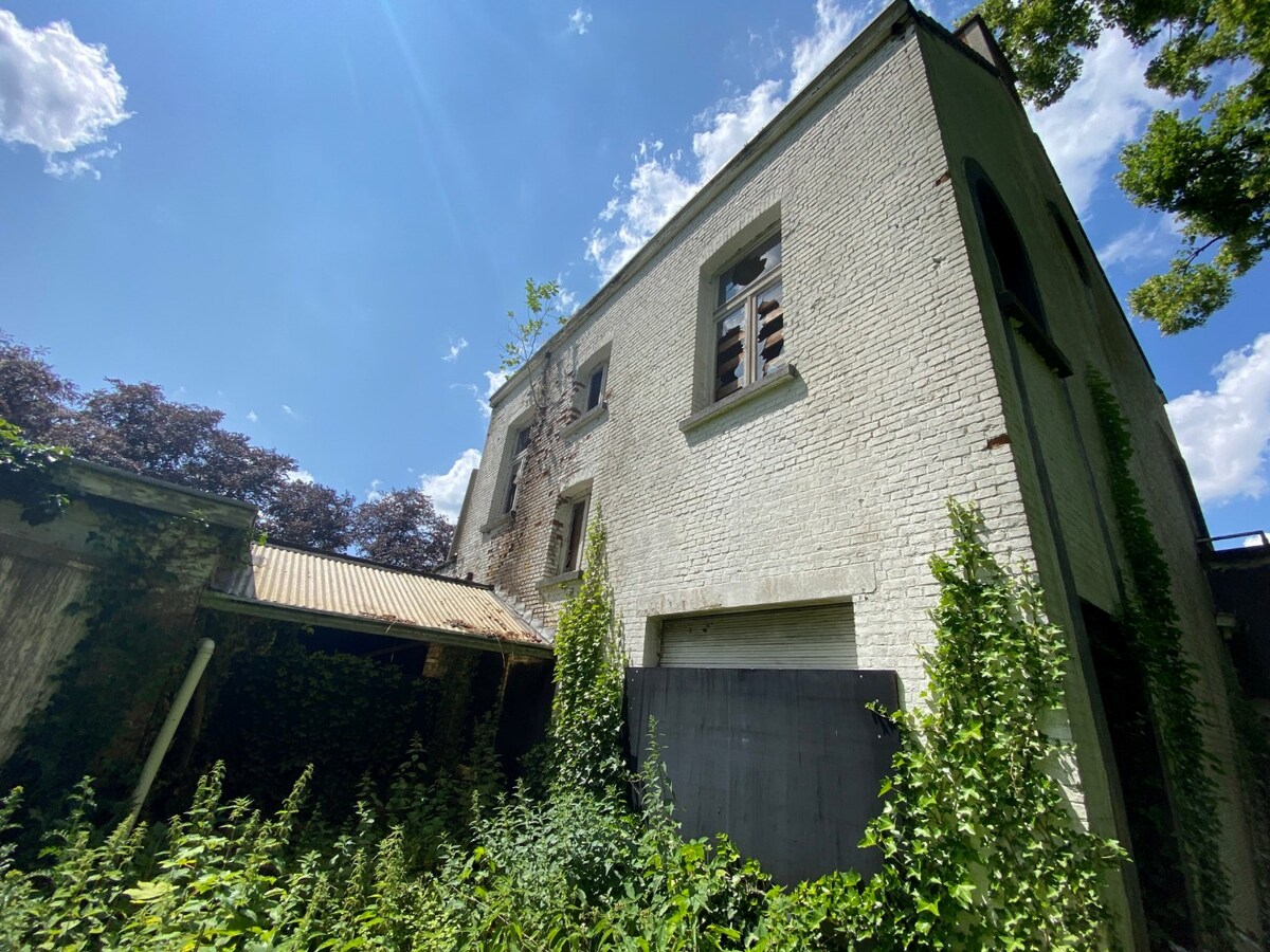 Projectgrond op een perceel van 2.579 m² met 24 meter straatbreedte. 