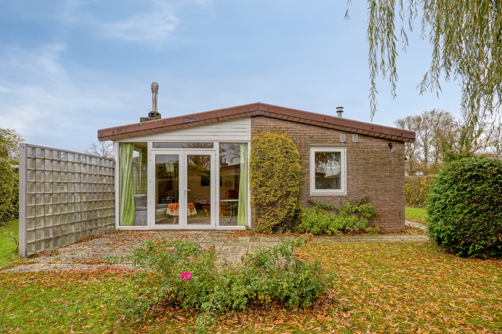 Rustig gelegen vrijstaande bungalow op steenworp afstand van jachthaven en Veerse Meer, deze woning dient gemoderniseerd te worden maar biedt vele mogelijkheden. 
