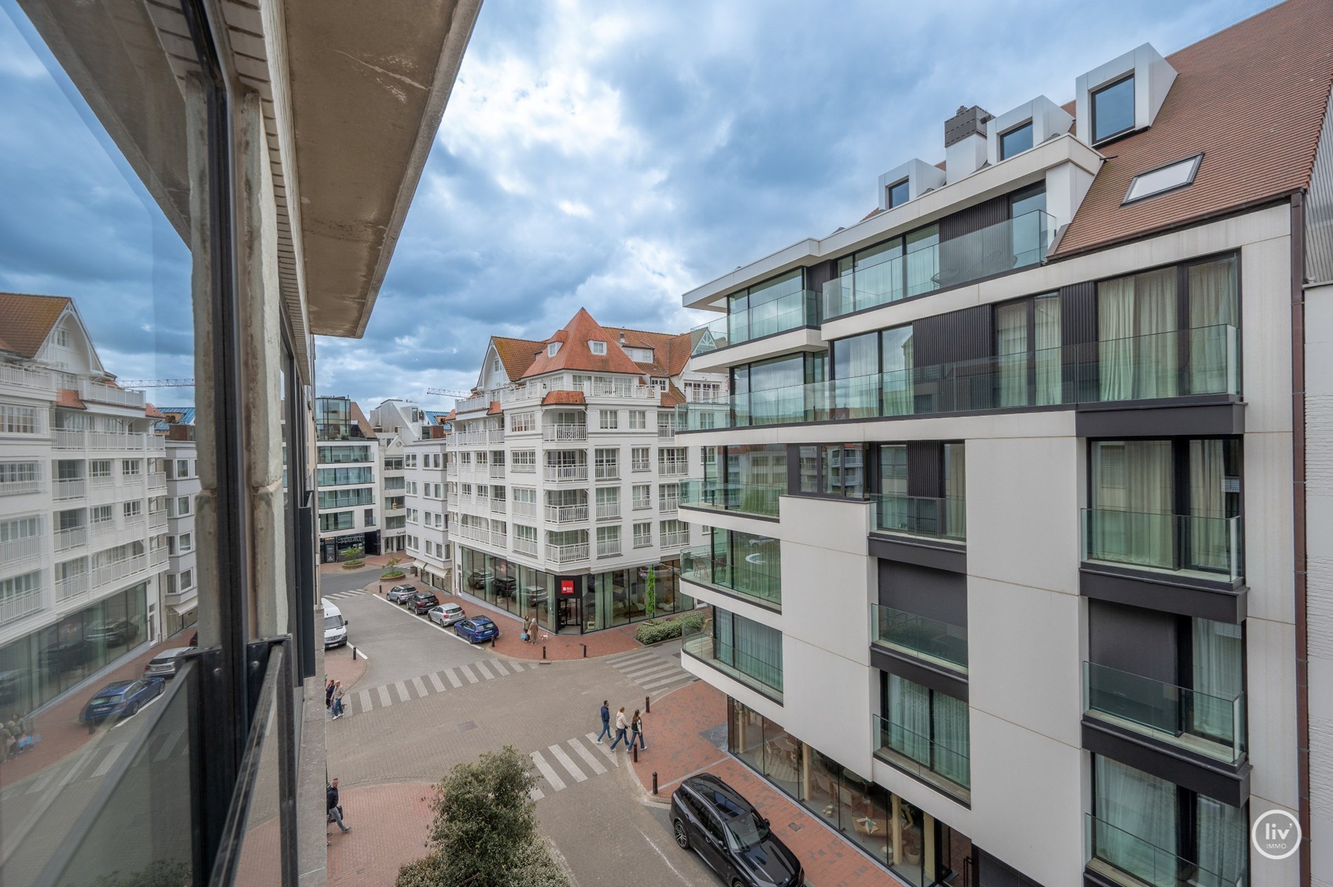Prachtig gerenoveerd 2 slaapkamerappartement op een topligging in een zijstraat van de Kustlaan te Knokke. 