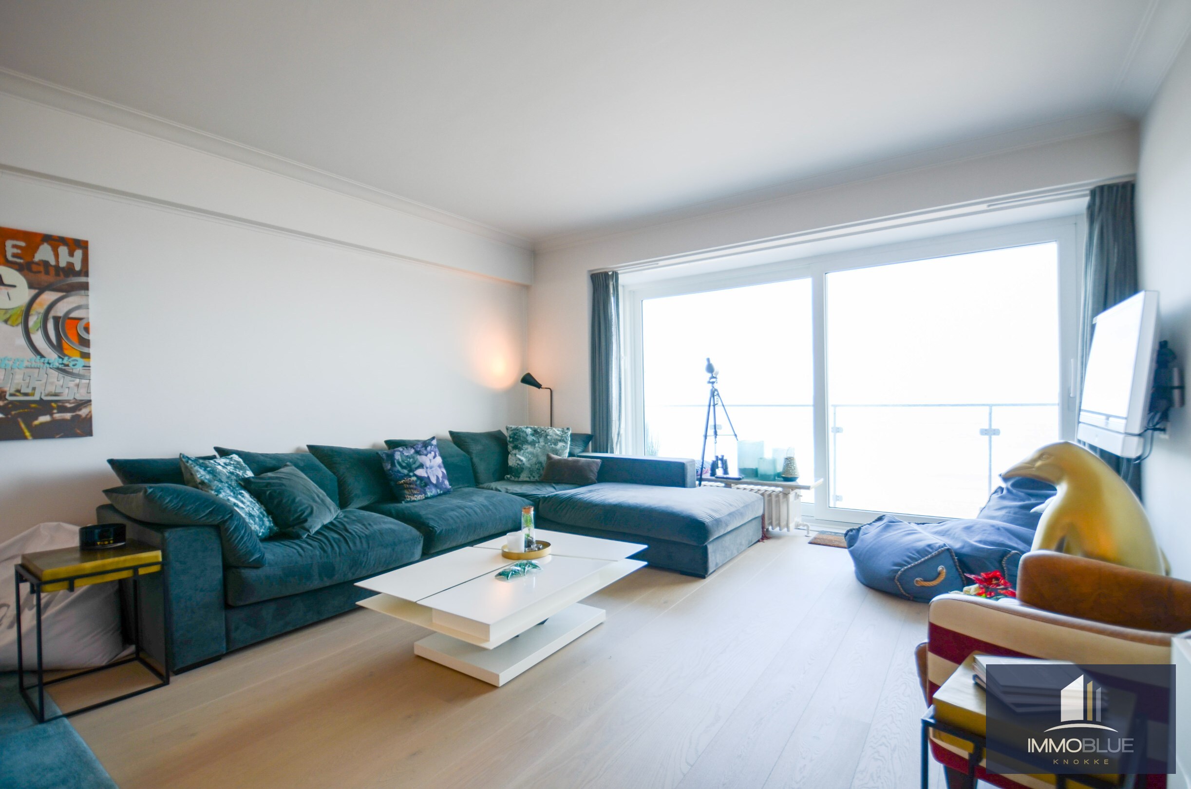 Appartement avec vue frontale sur la mer, situé dans une résidence prestigieuse au Zoute. 